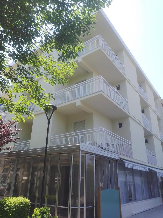B&B - Meuble' - Hotel " Cordiale " 米萨诺阿德里亚蒂科 外观 照片